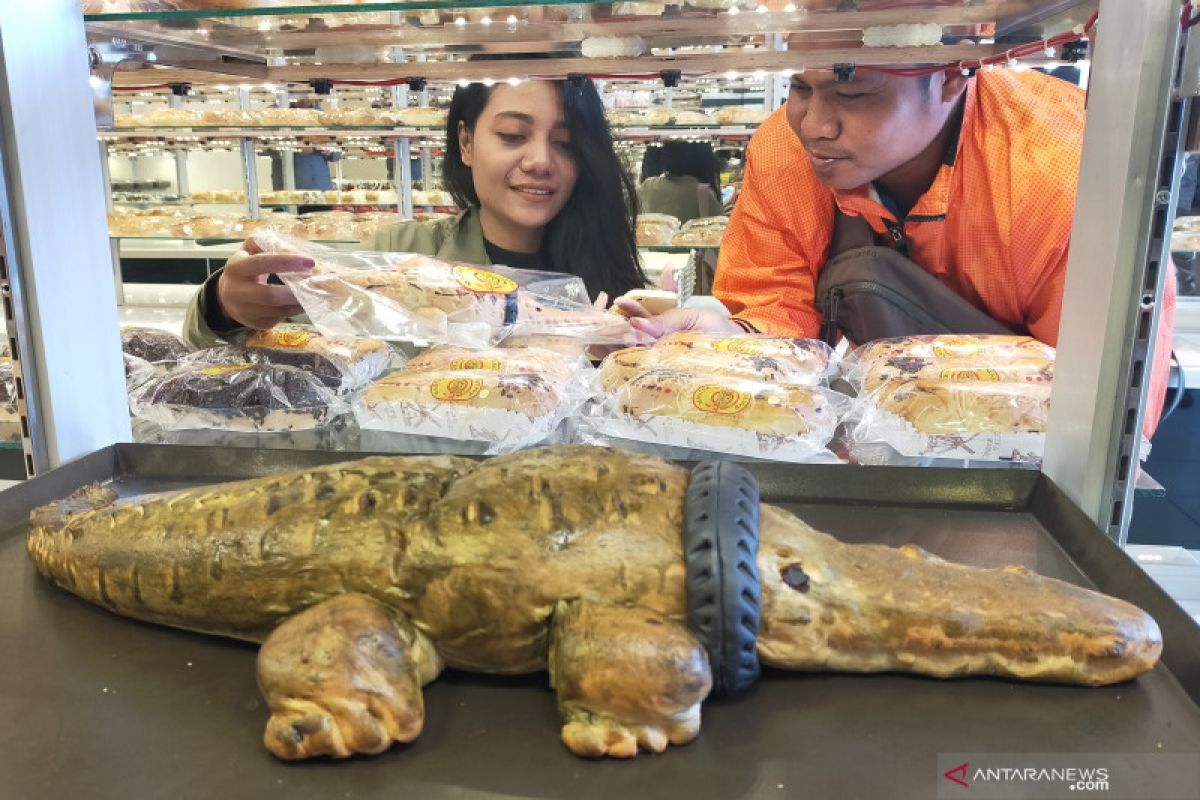 Roti buaya berkalung ban di Palu diburu warga