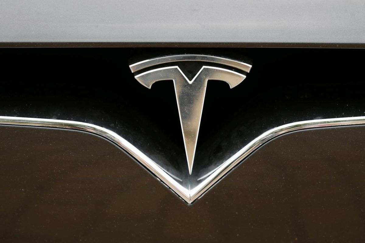 Saham Tesla terus merosot akibat virus corona