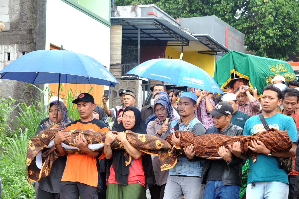 4 korban tewas satu keluarga akibat tertimbun dinding roboh