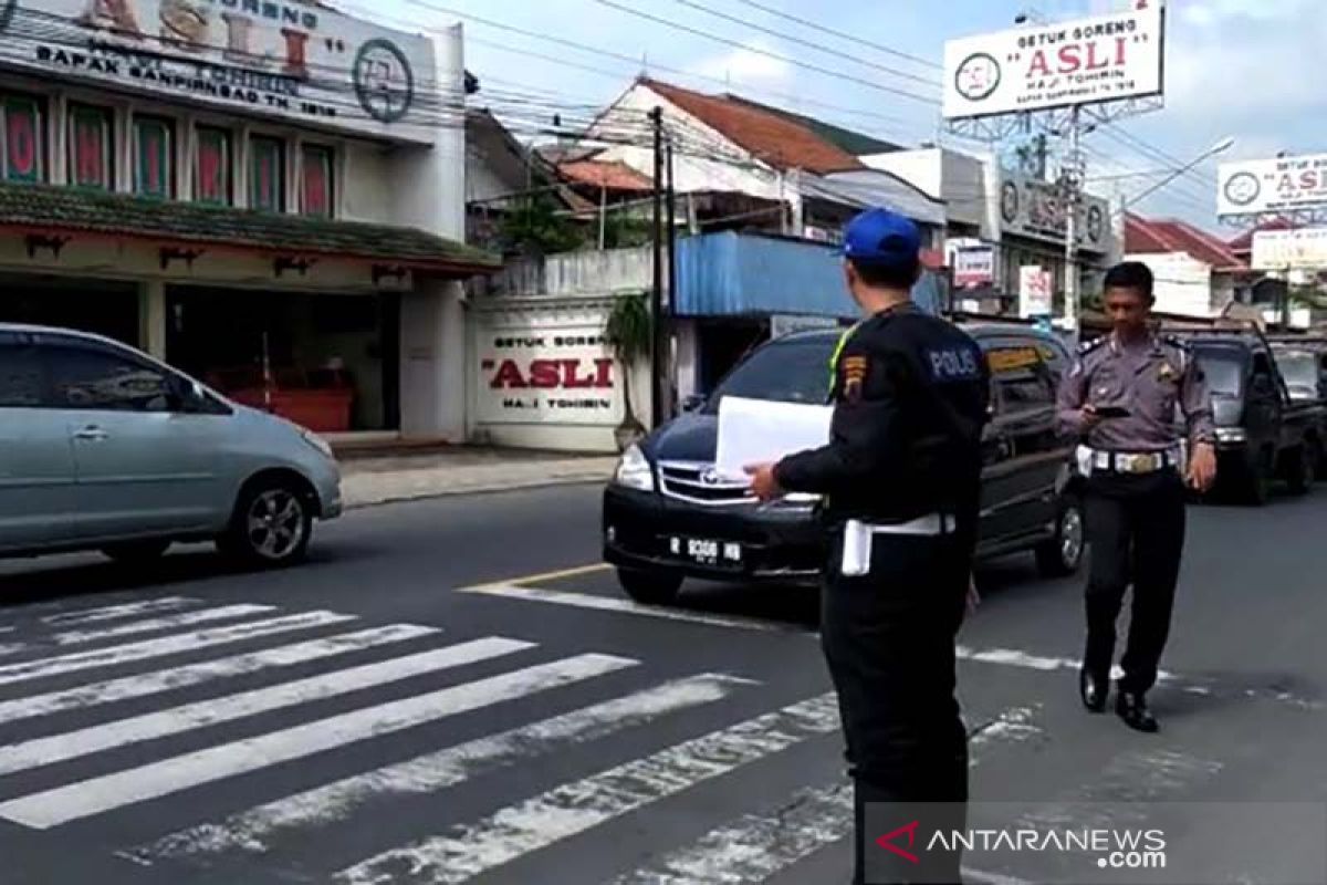 Honda Brio oleng tabrak sepeda motor di Banyumas tewaskan suami istri