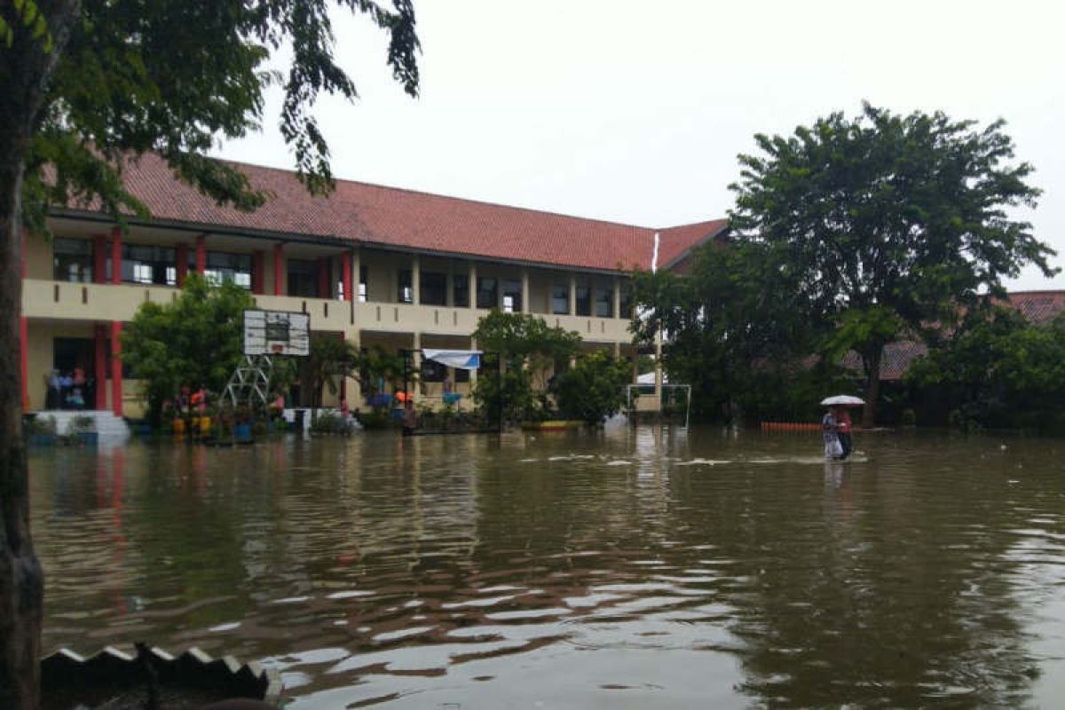 Diguyur hujan semalaman, SMPN 34 Semarang terendam banjir