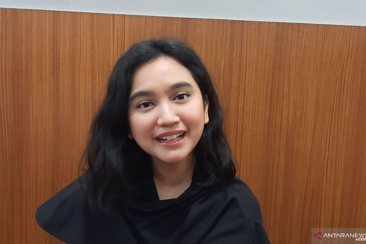 Amanda tidak gengsi naik MRT