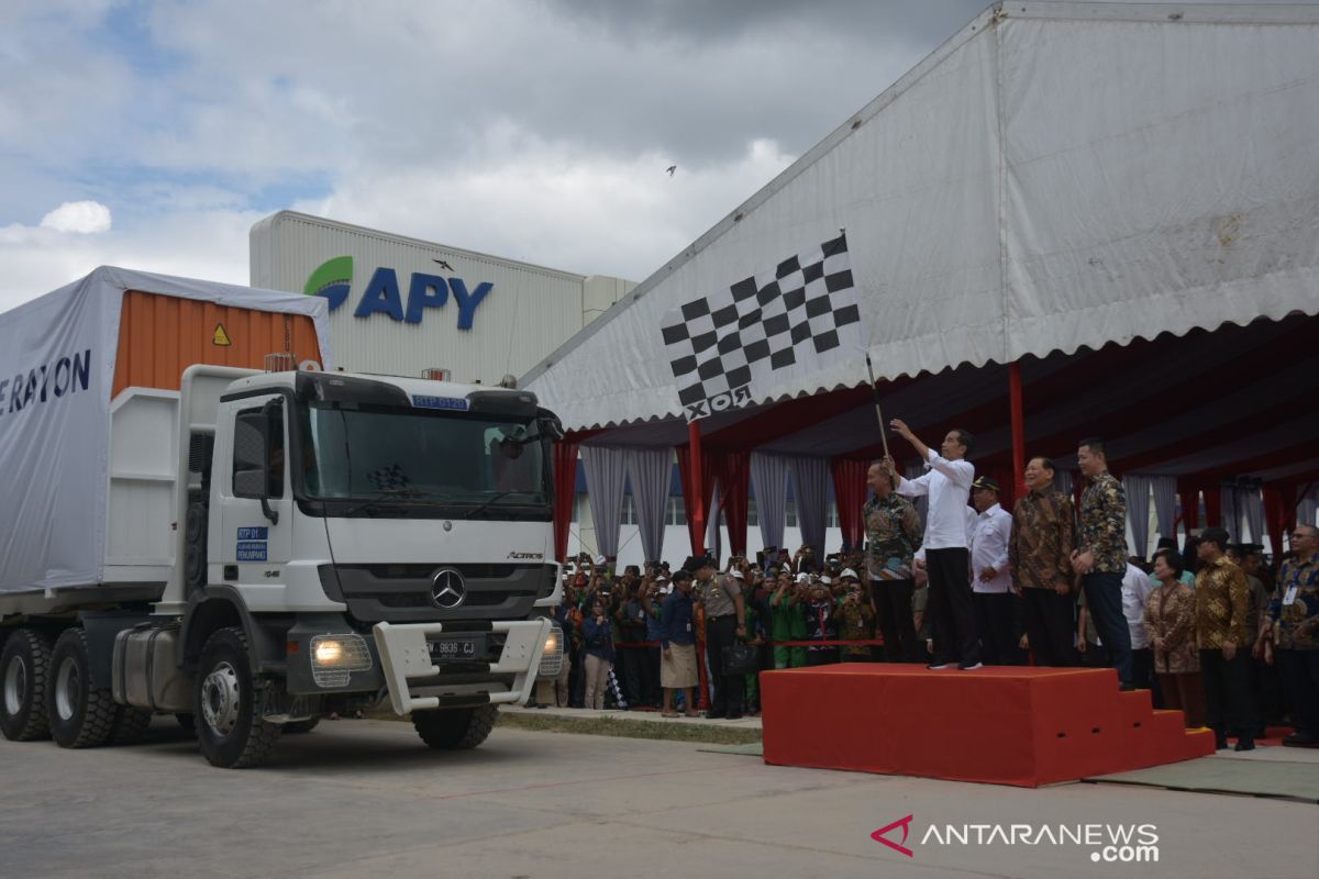 Jokowi lepas keberangkatan ekspor rayon APR dari Pelalawan ke Turki