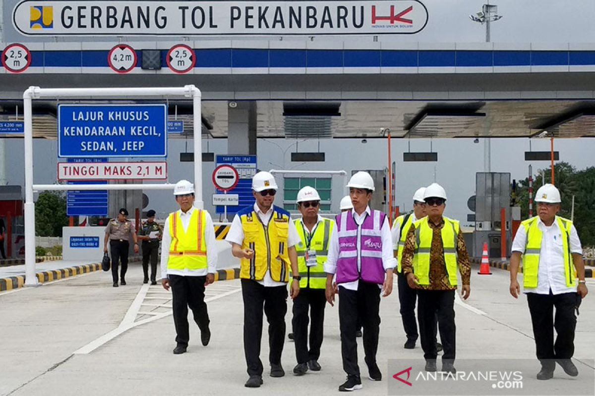 Presiden Joko Widodo resmikan Jalan Tol Pekanbaru-Dumai