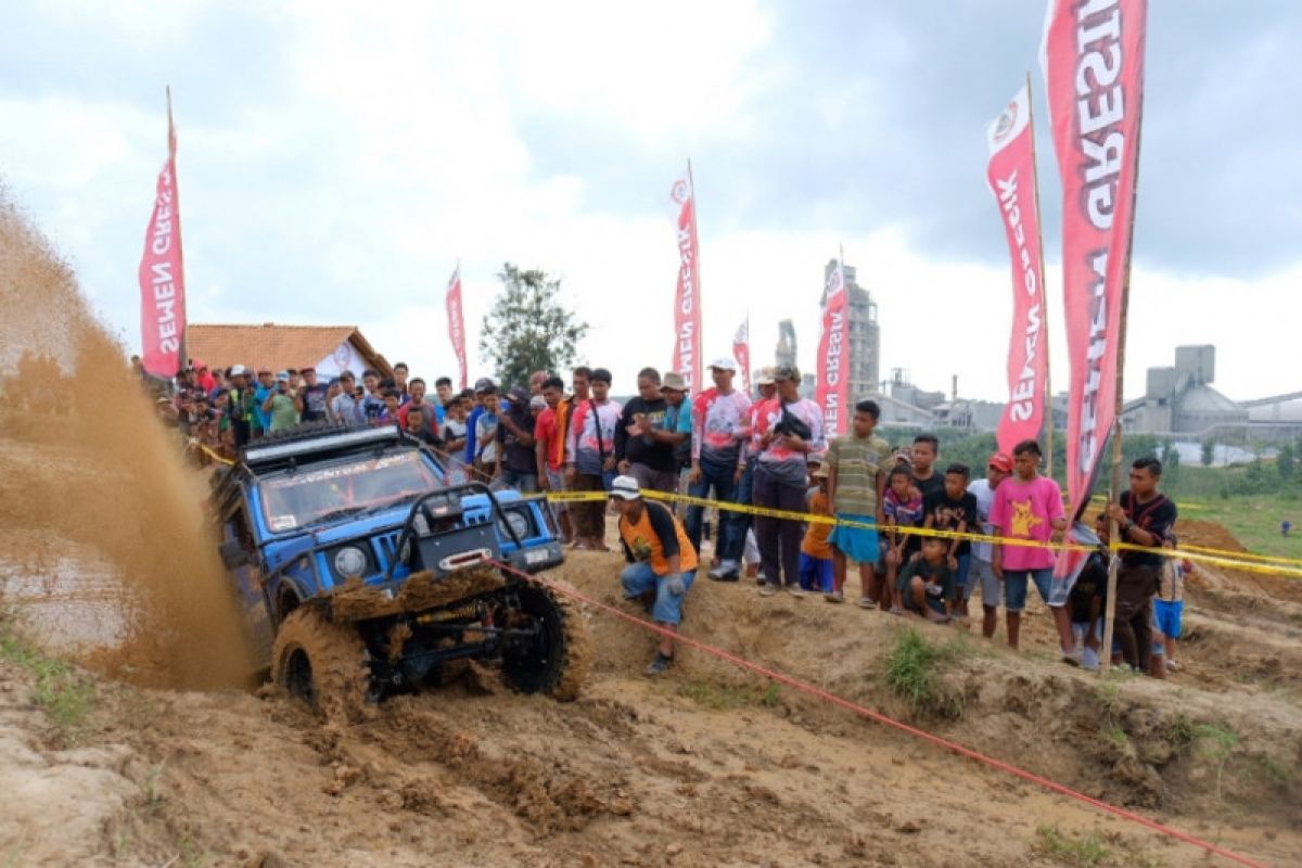 Ratusan "offroader" adu tangguh di Adventure Explore Rembang Semen Gresik