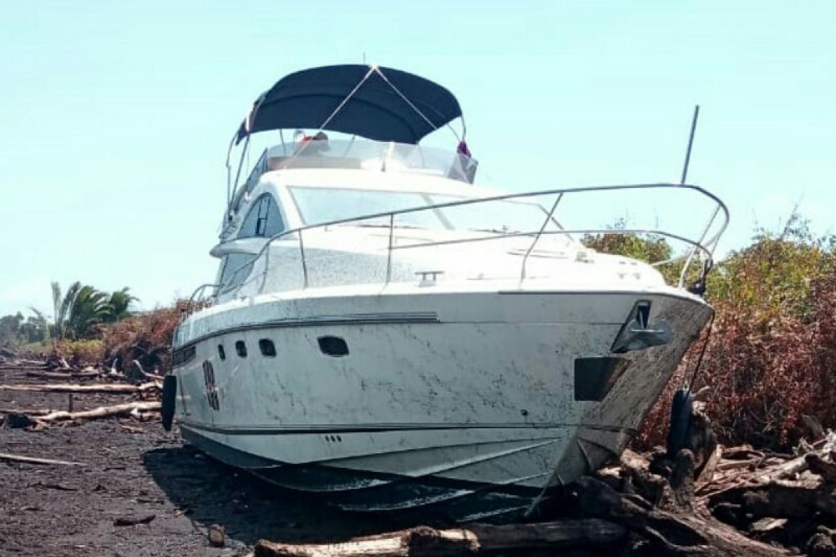 Kapal WNA terdampar di Pulau Bengkalis akibat kerusakan mesin