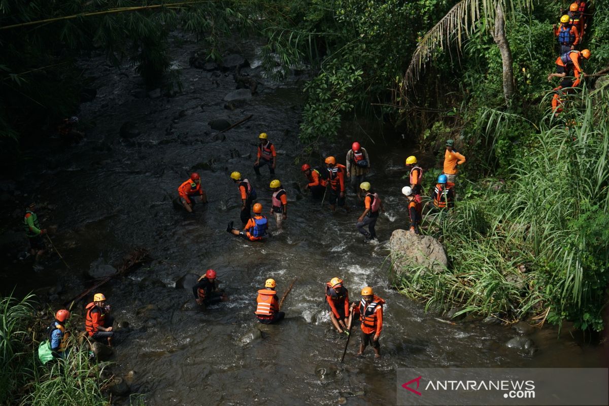 45 lembaga lakukan pencarian siswa SMPN 1 terseret arus Sungai Sempor