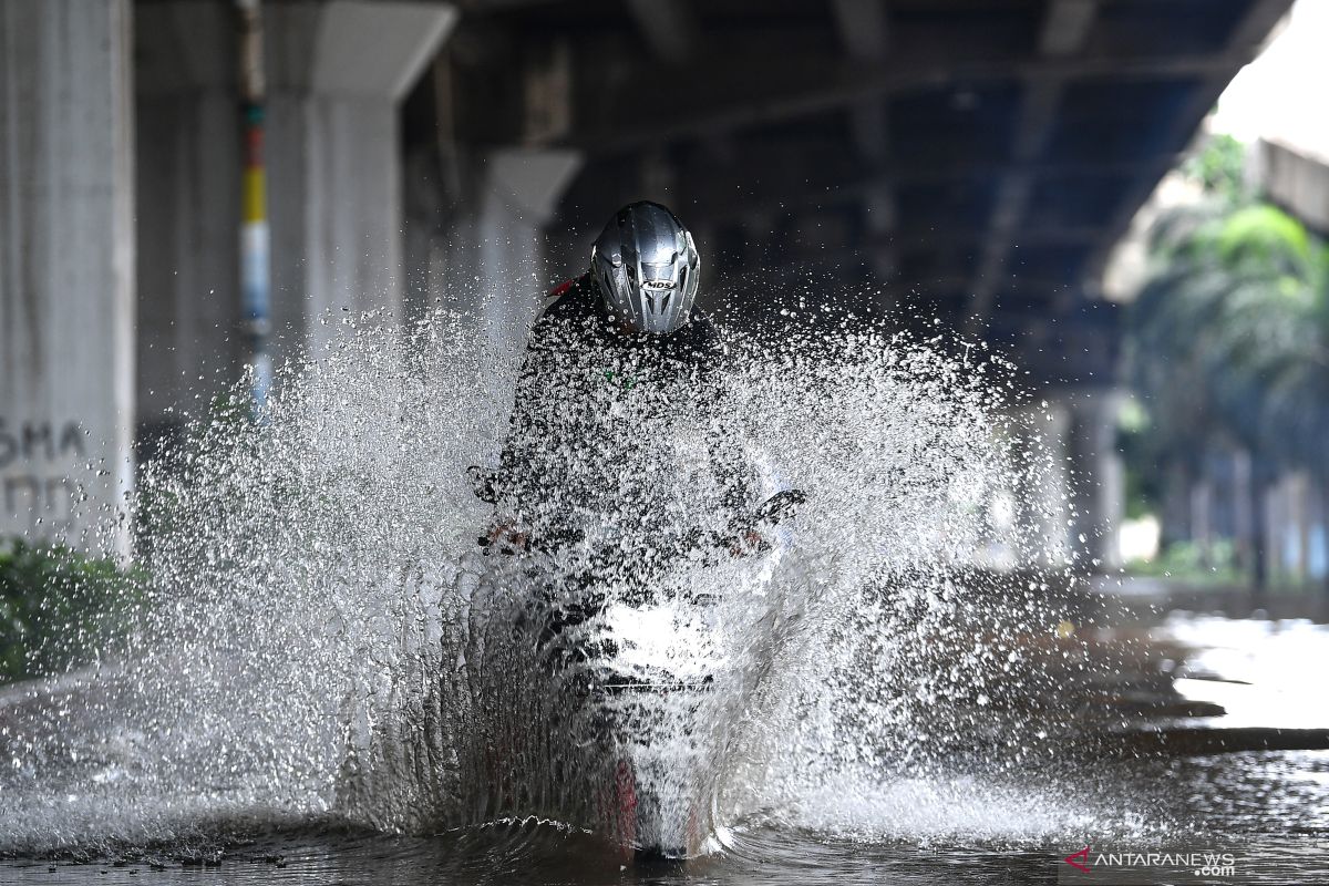 Pengamat: Banjir Jakarta pengaruhi elektabilitas Anies Baswedan