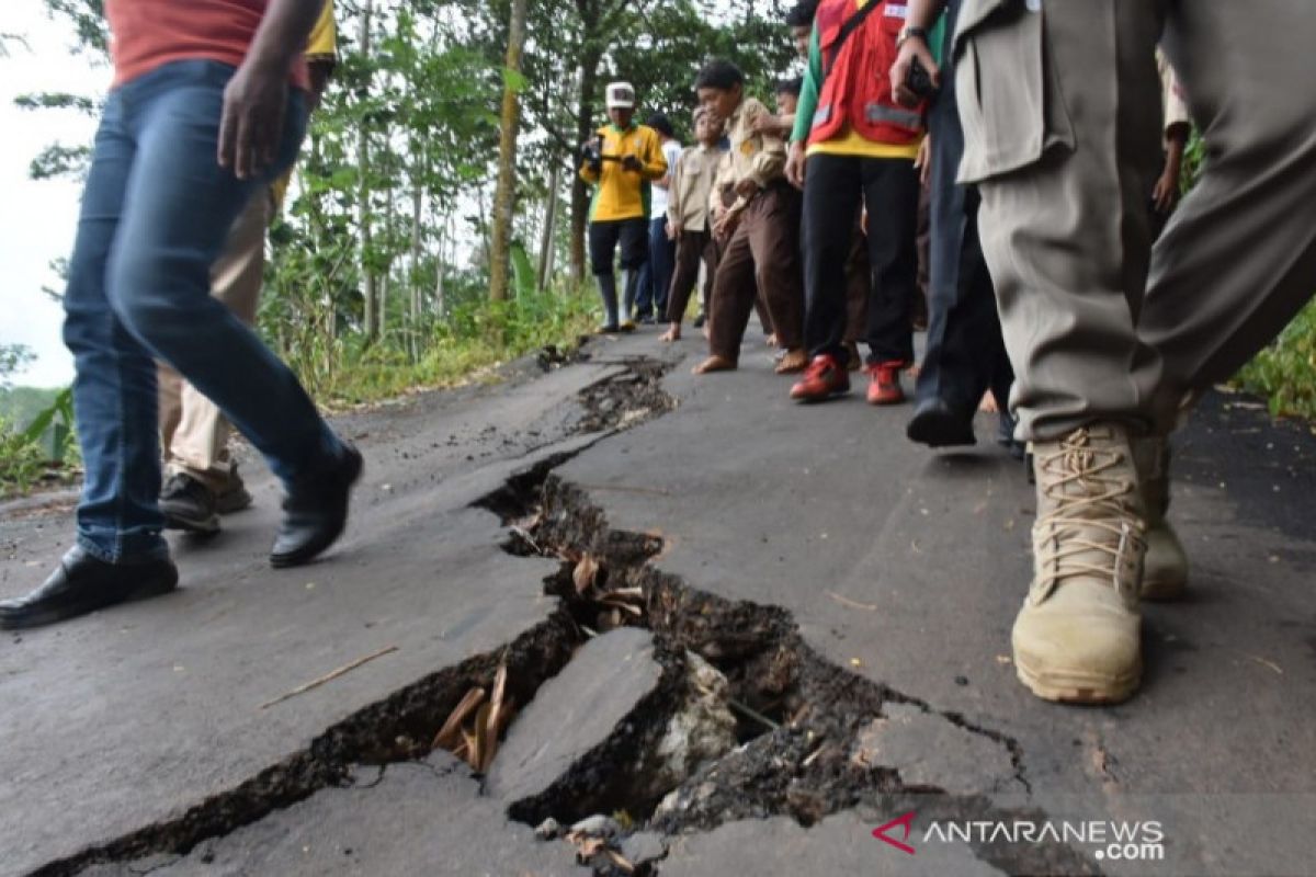 Kedalaman tanah amblas di Tulis Batang bertambah 80 sentimeter