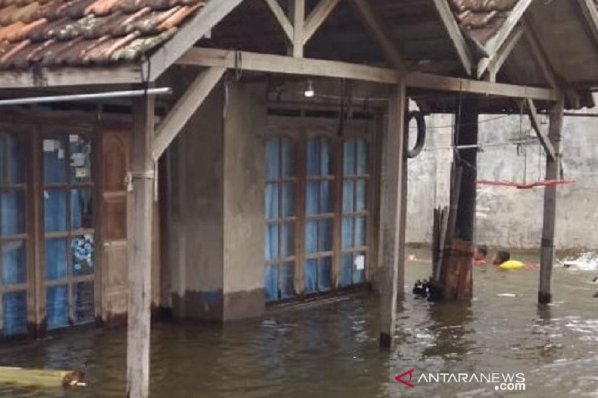 Tinggi genangan banjir di Kudus mulai berkurang