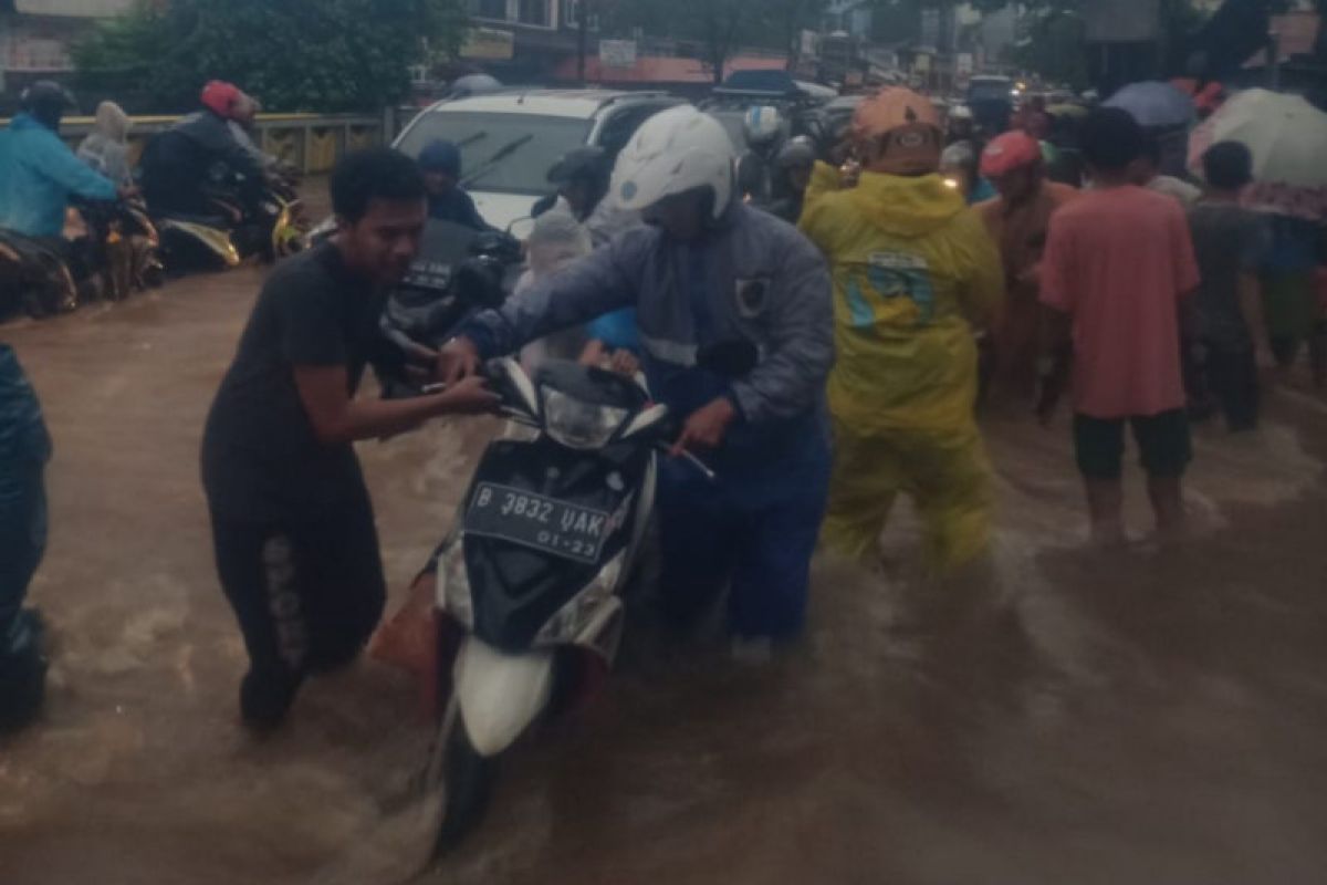 Waduh, 30 jalan di Jakarta Timur terendam banjir. Begini penjelasannya