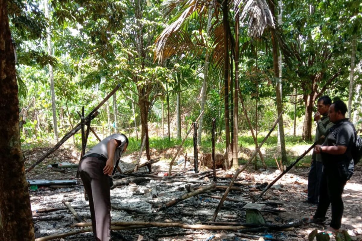 Pondok terbakar, satu keluarga di Inhil dilarikan ke rumah sakit