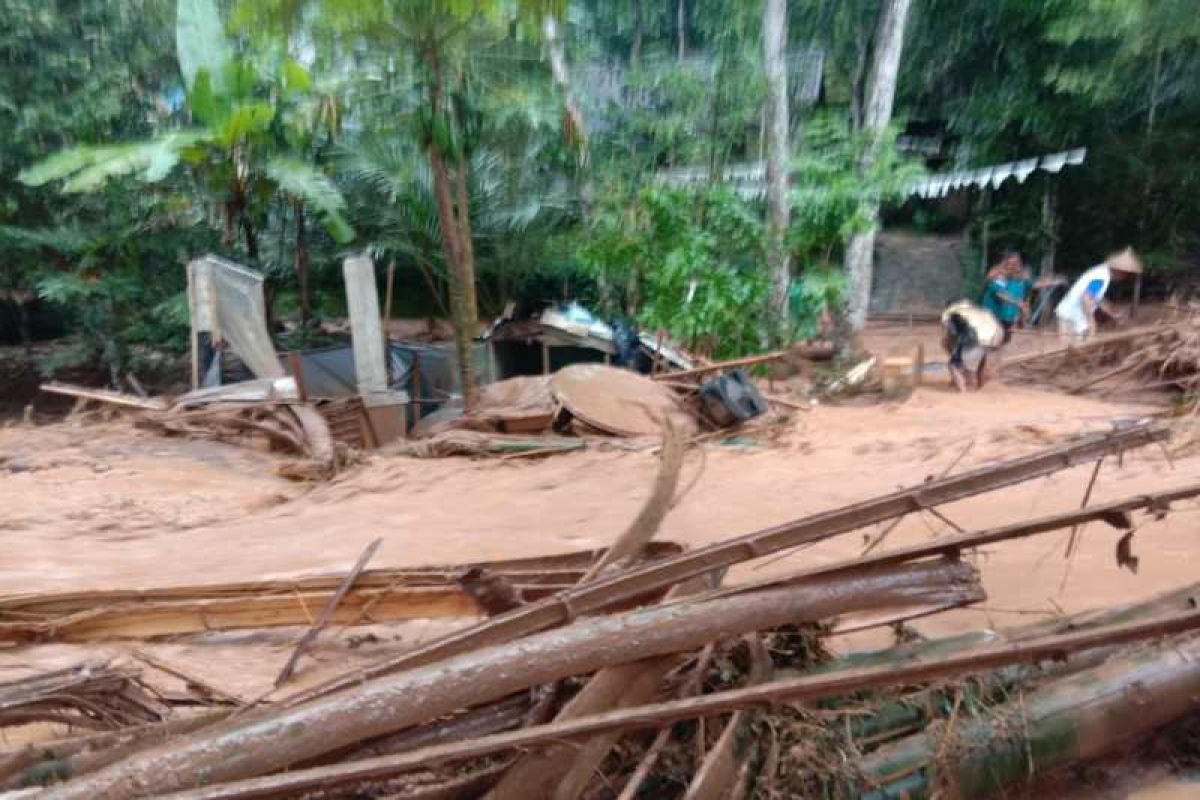 Banjir bandang  dan longsor terjang  Bandongan Magelang