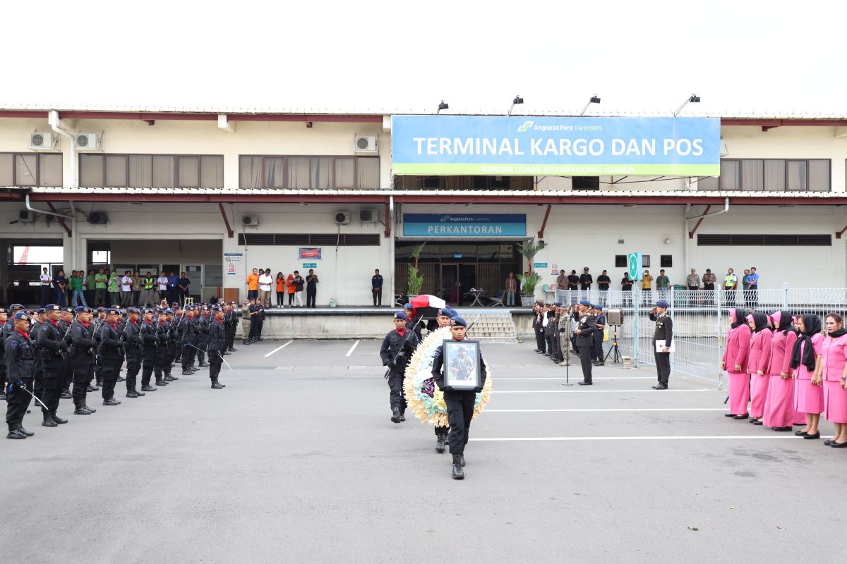 Wagub Jawa Timur Emil lepas jenazah Bharatu Doni Priyanto