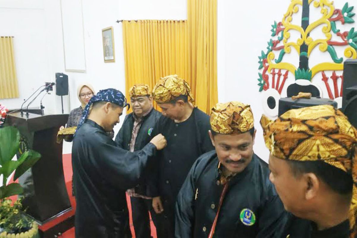 Koyem terima pin Paguyuban Lembur Kuring