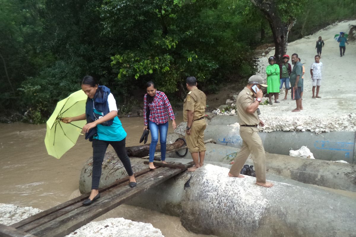 Jembatan Mapoli rusak diterjang banjir