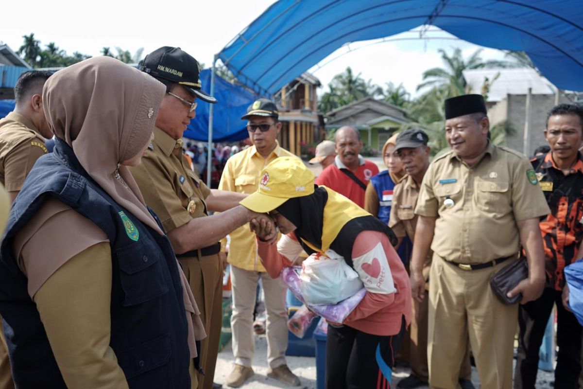 Pemda Inhil serahkan bantuan kepada korban kebakaran