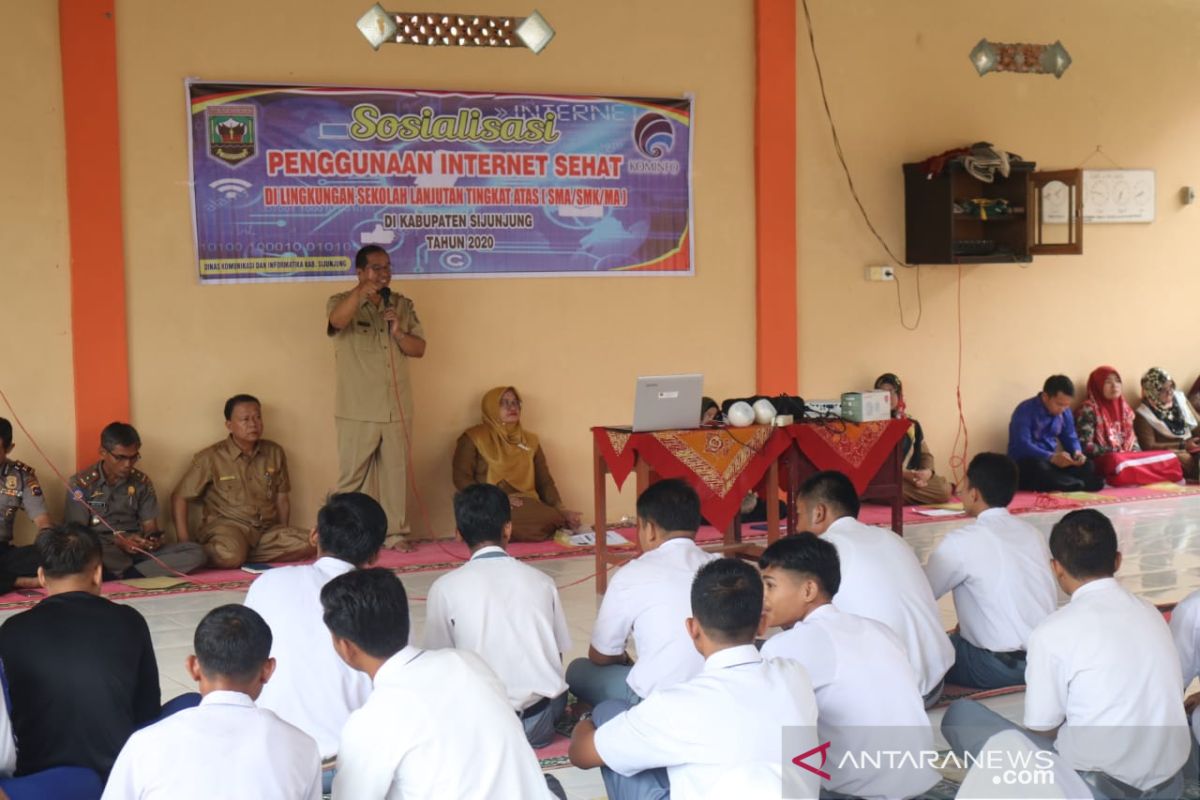 Diskominfo Sijunjung edukasi puluhan siswa mengenai internet sehat