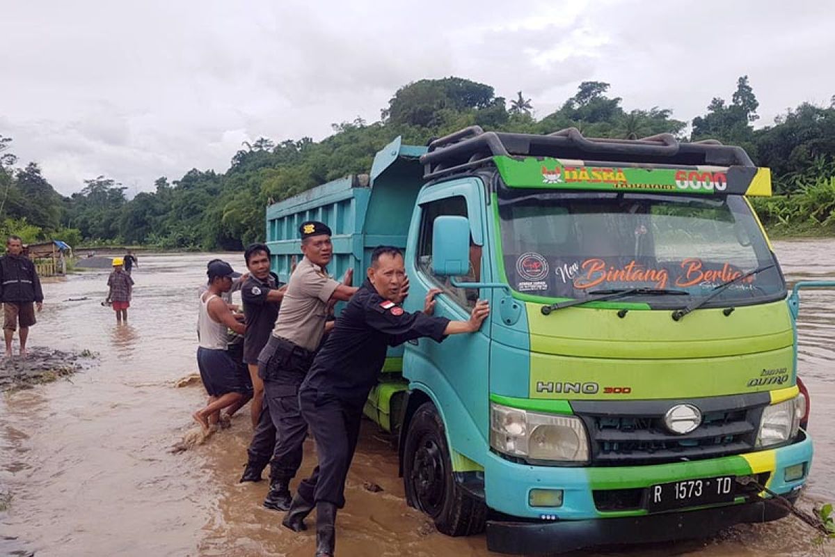 Dua truk pengangkut pasir terjebak luapan Sungai Serayu