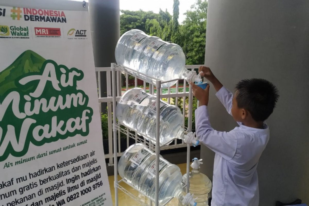 ACT Sulsel bagikan air minum wakaf dan makanan dari warung dermawan