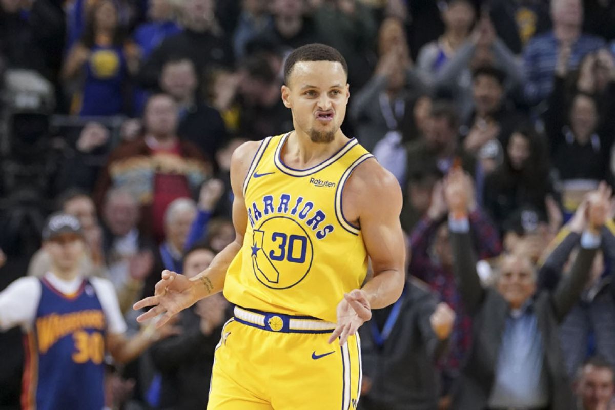 Stephen Curry kukuhkan diri sebagai raja tripoin di final NBA