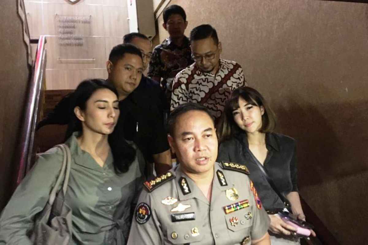 Gisel-Tyas Mirasih mengakui tak kenal tersangka kasus "carding"