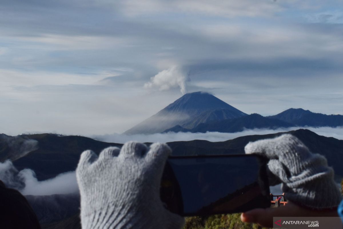 Aktivitas Gunung Semeru masih status Waspada