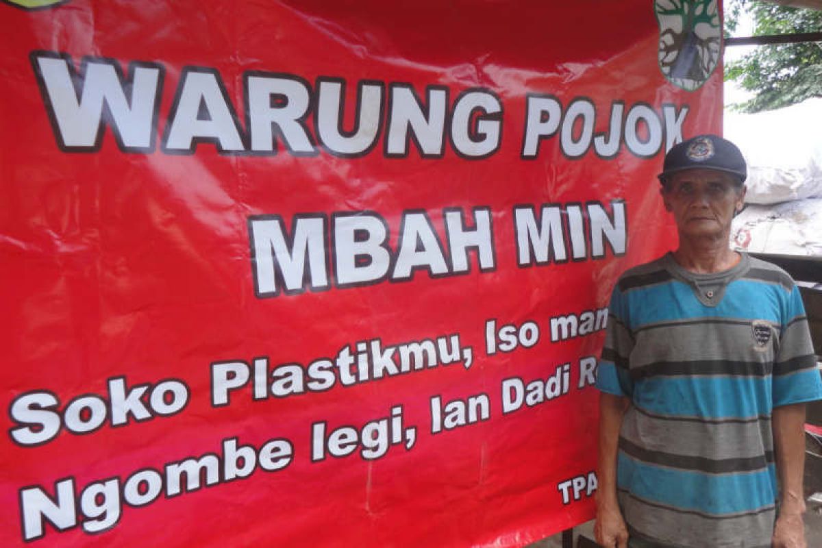 Unik! Warung Mbah Min terima pembayaran pakai sampah plastik