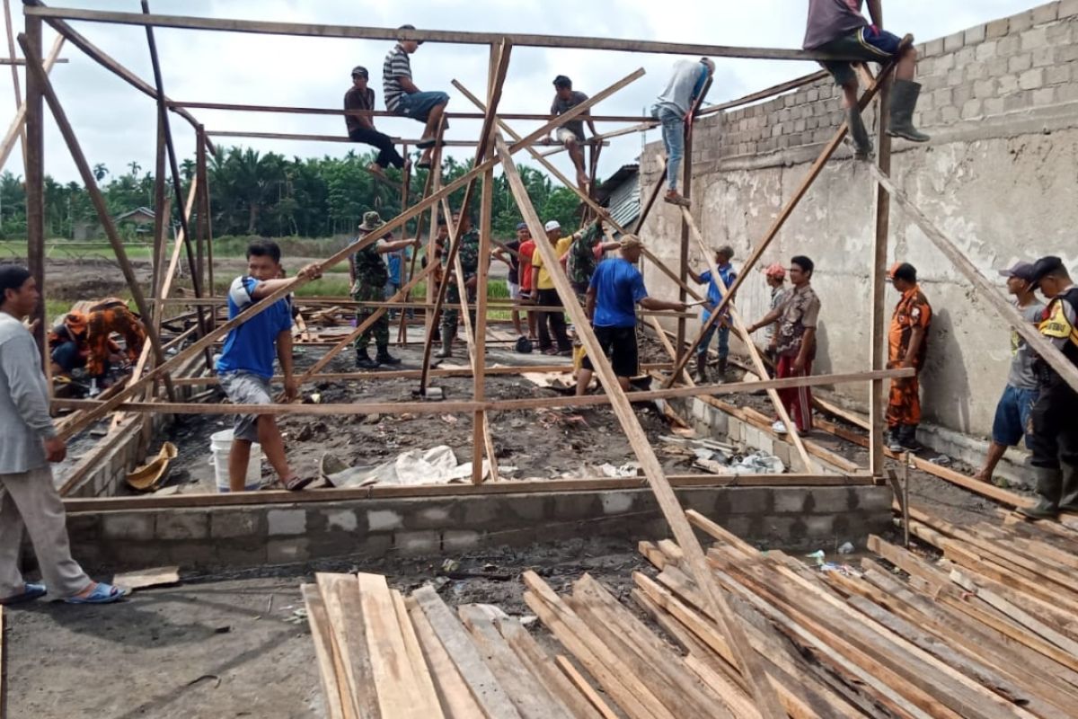 Dandim Inhil serahkan bahan bangunan kepada korban kebakaran