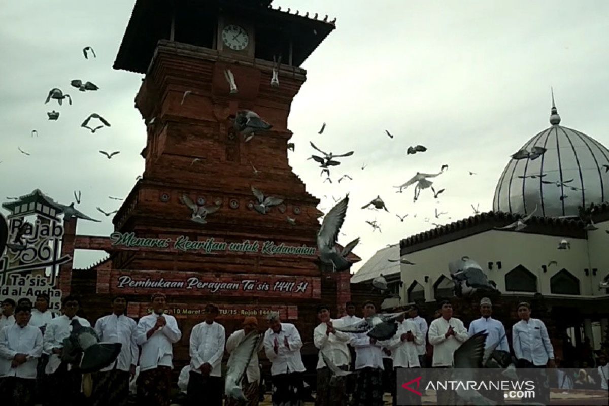 Pelepasan 485 merpati warnai perayaan berdirinya Masjid Al Aqsha Menara Kudus