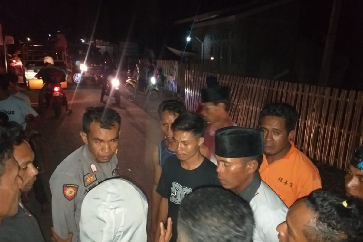 Oknum kepala sekolah cabuli siswinya, puluhan warga di Dompu blokir jalan