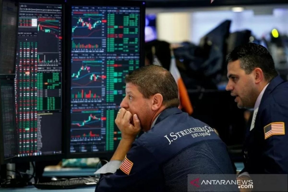 Wall Street jatuh, Dow anjlok di tengah guncangan minyak