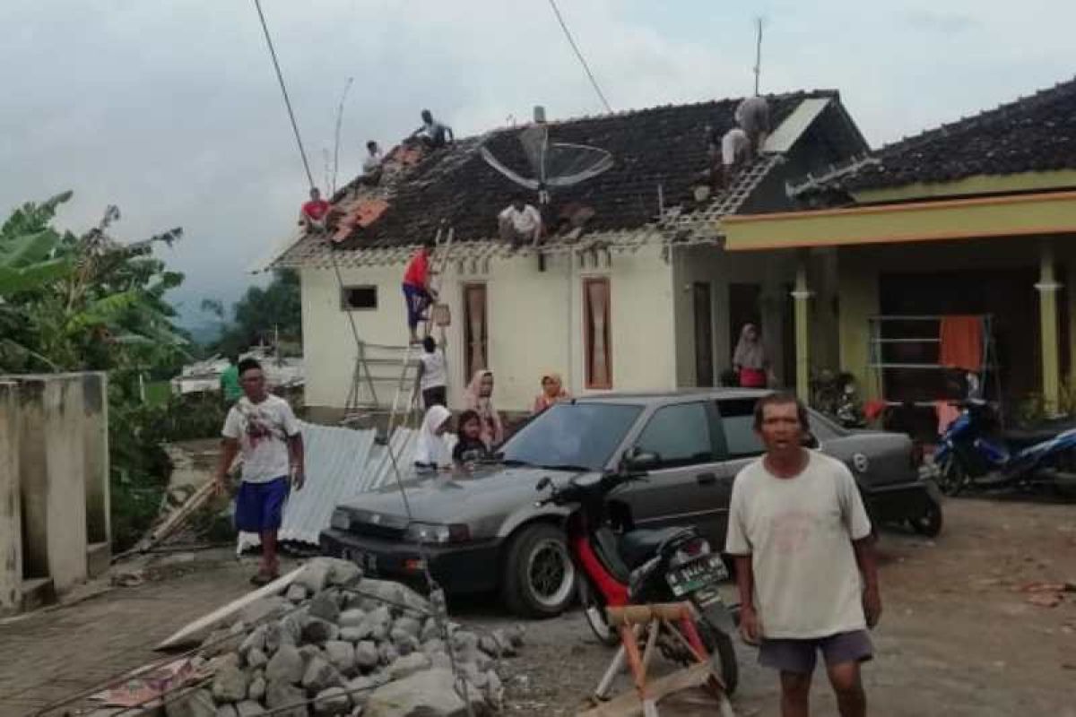 Angin kencang dan banjir terjang Temanggung