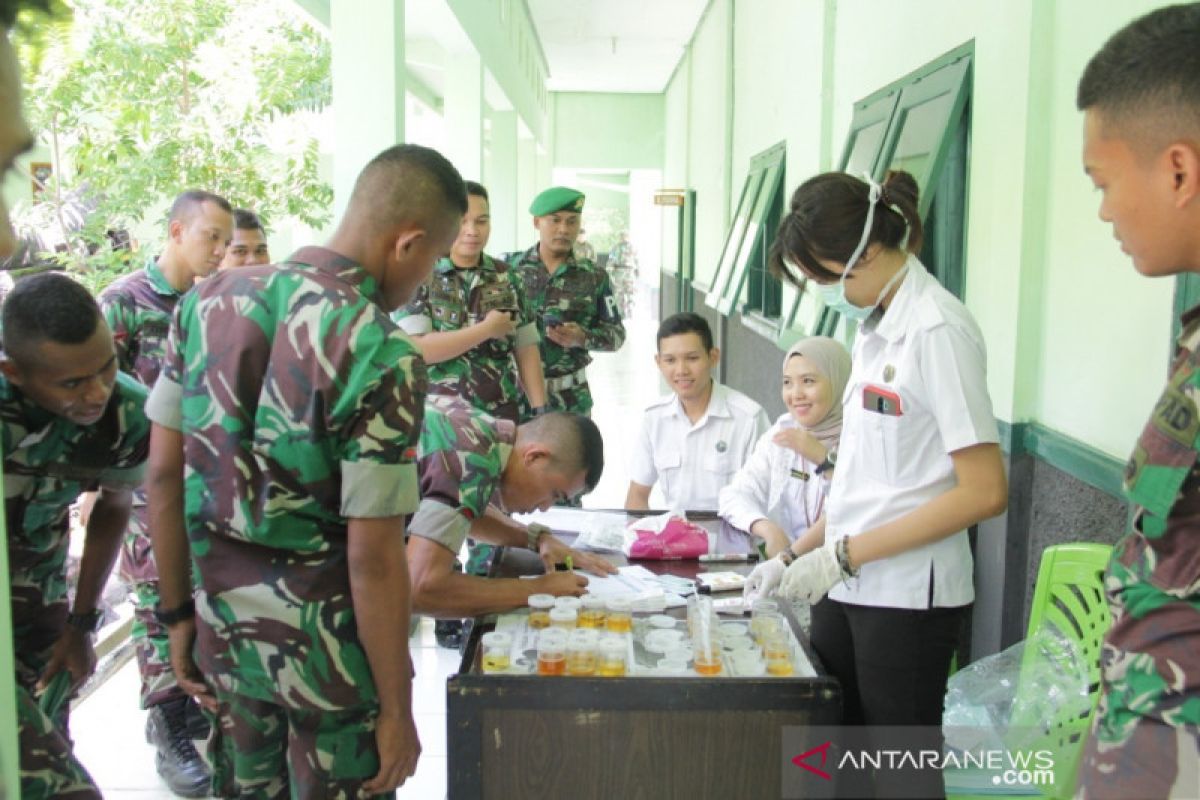 Cegah narkoba, Personel Brigif 21/Komodo ikut tes urine