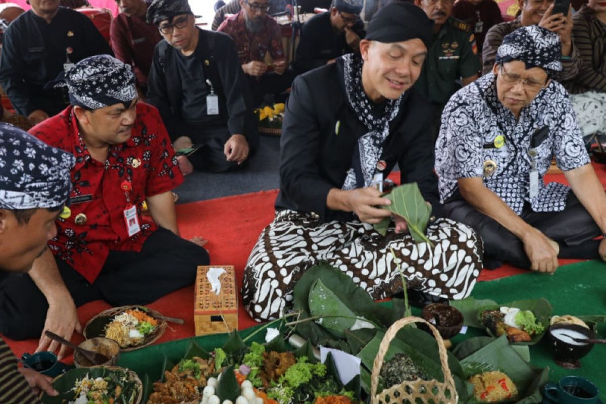 Ganjar nikmati  Nasi Iriban di Desa Wisata Lerep