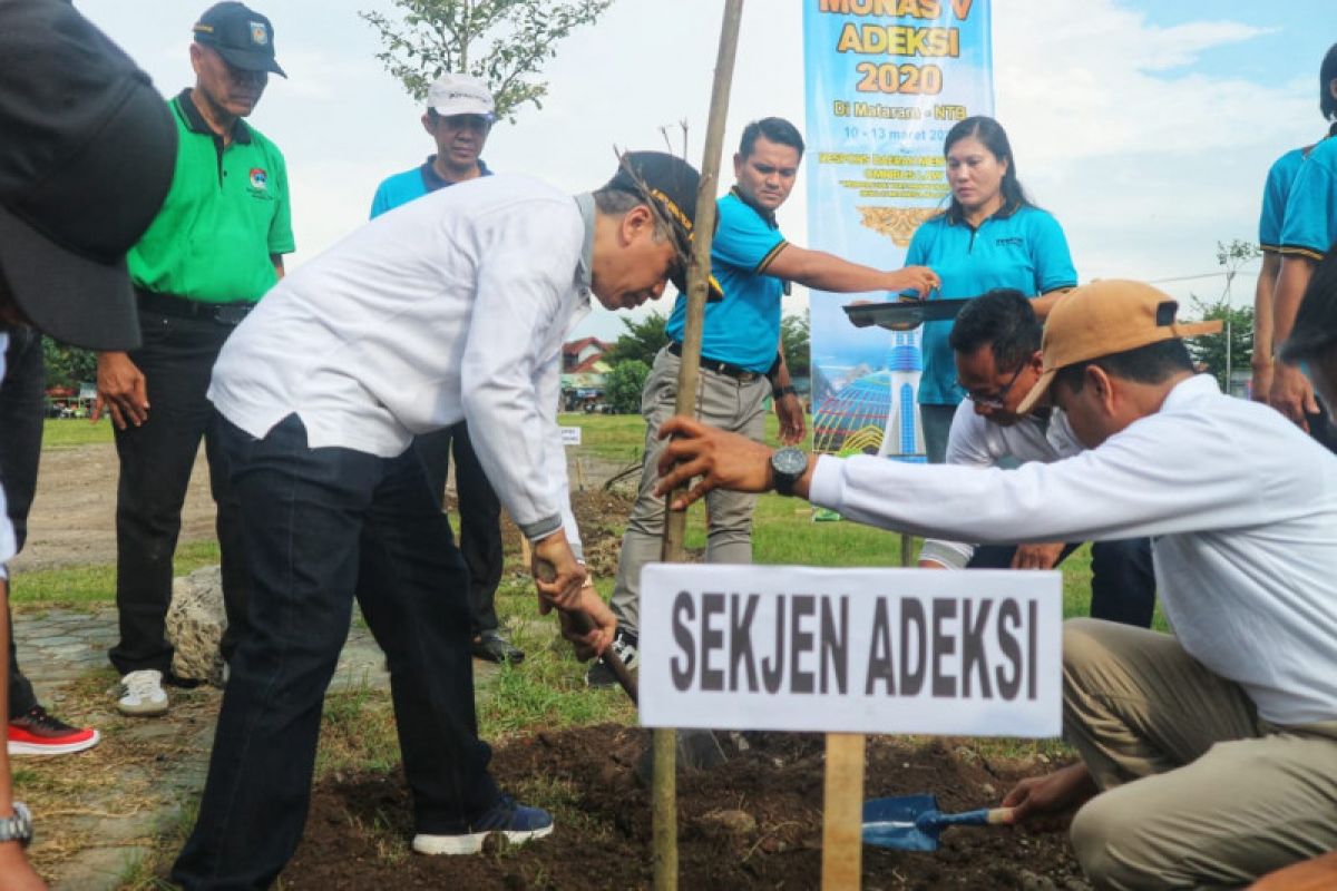 Adeksi menanam 1.000 pohon di Mataram