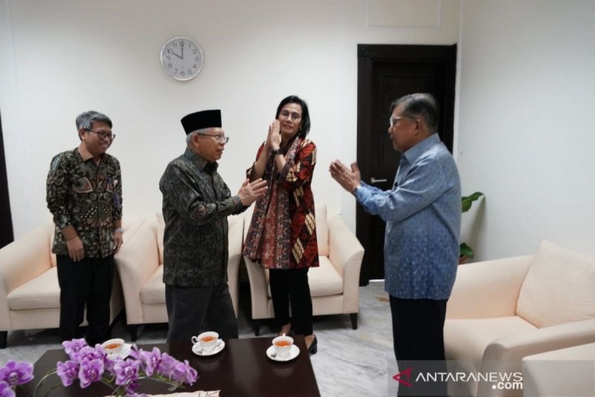 Ma'ruf Amin, JK dan Sri Mulyani di kantor Wapres praktikkan "salam corona"