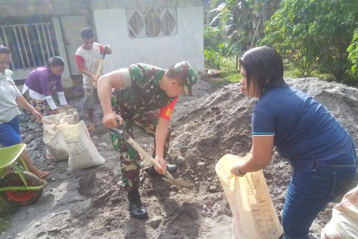 Babinsa Kepulauan Tagulandang membantu warga pasang pipa air