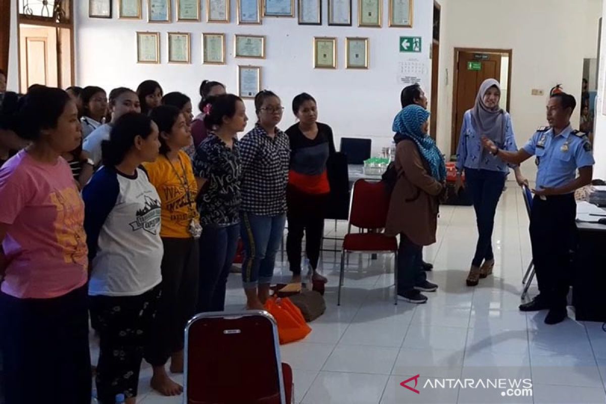 Petugas Imigrasi Cilacap memotivasi calon pekerja migran di Kebumen