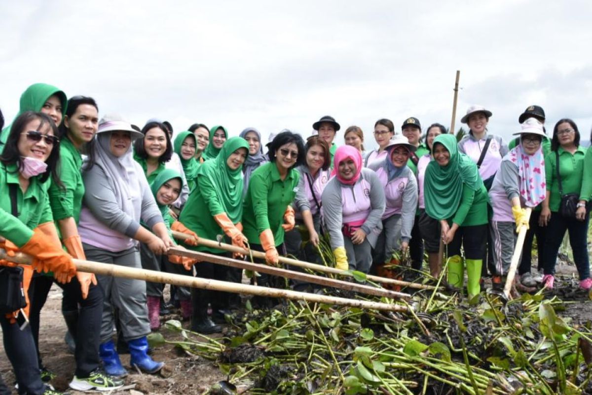 200 anggota Persit ikut bersihkan eceng gondok  Danau Tondano