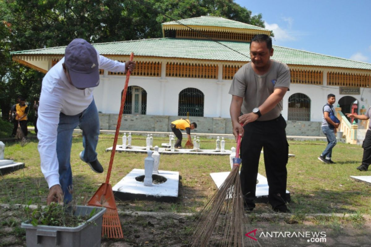 Aparat gabungan bersih-bersih tempat ibadah dan objek wisata di Siak