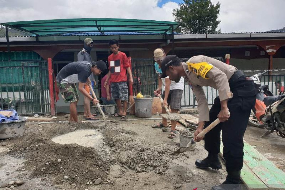 Bhabinkamtibmas Tolikara bantu pembangunan Masjid