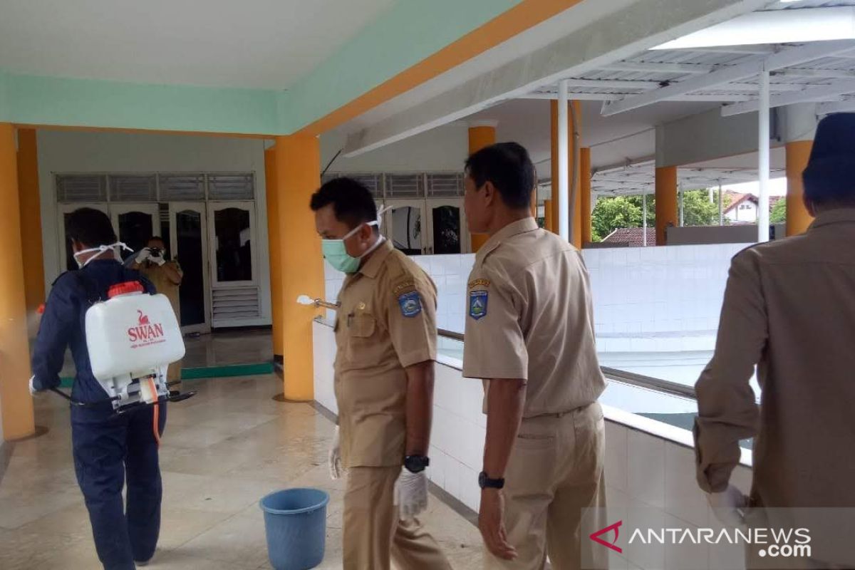 Kantor Gubernur NTB disemprot cairan disinfektan mengantipasi Corona