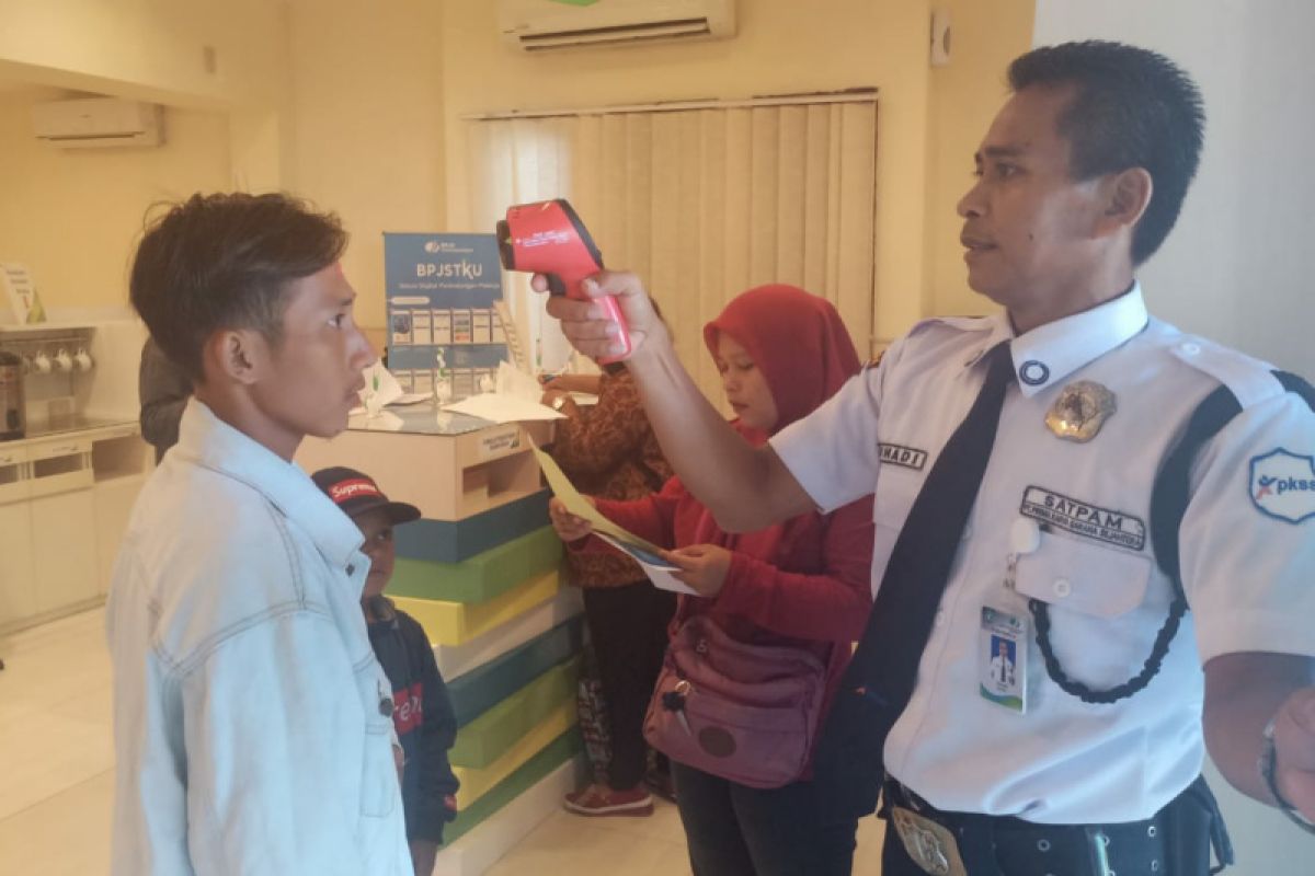 COVID-19, BPJAMSOSTEK Cilacap cek suhu badan setiap pengunjung