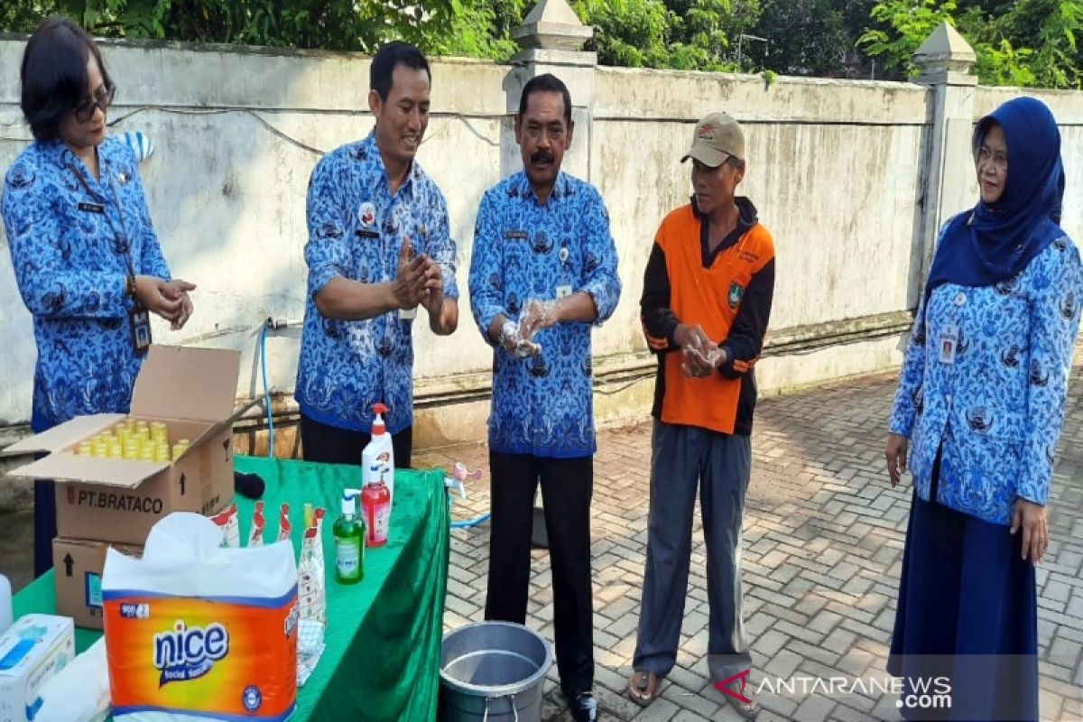 Sosialisasikan hidup sehat, Wali Kota Surakarta praktikkan cara mencuci tangan