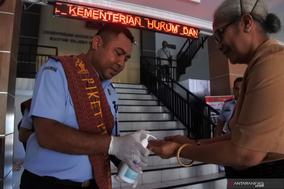 Perkantoran di Kupang ramai-ramai gunakan Hand Sanitizer