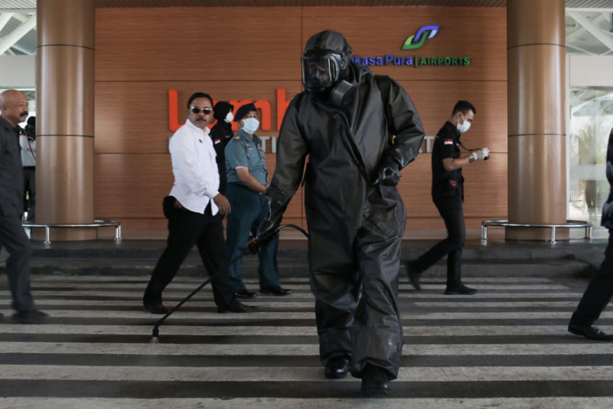 Cegah corona, Bandara Internasional Lombok disemprot cairan disinfektan