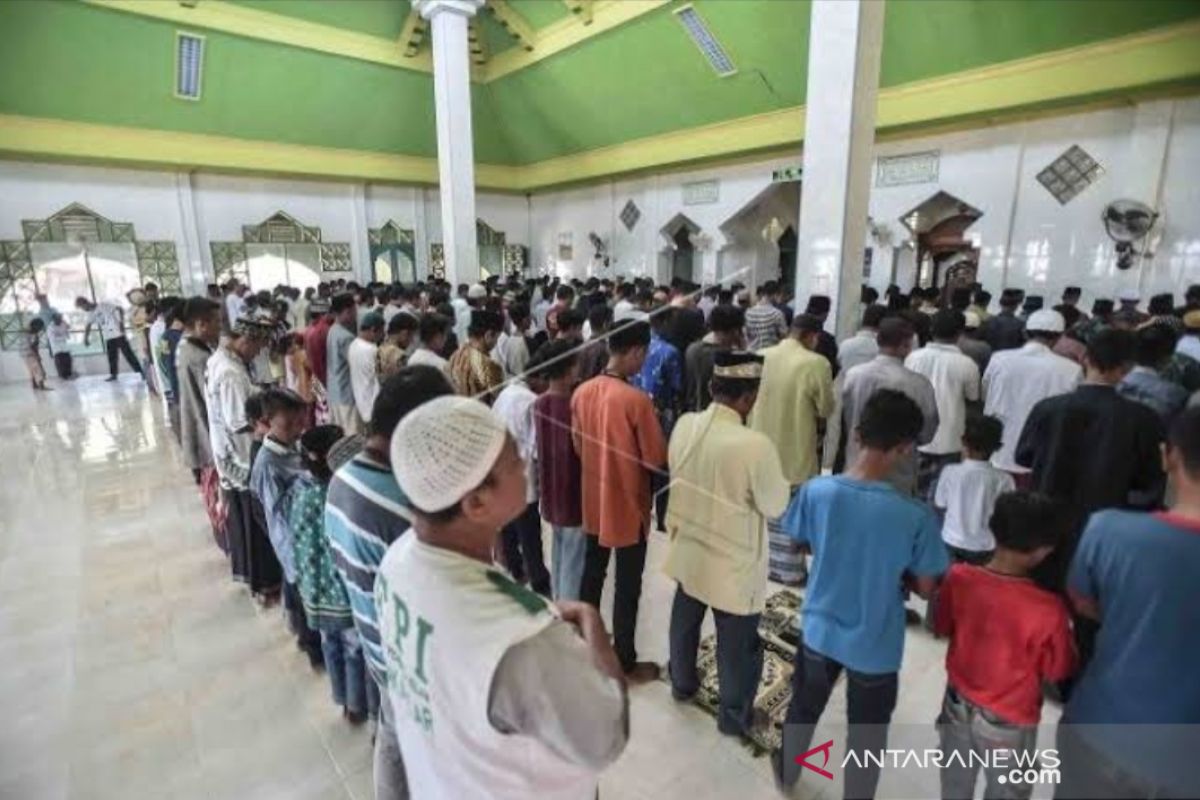 Belum ada larangan Salat Jumat di Siak, dianjurkan bawa sajadah sendiri