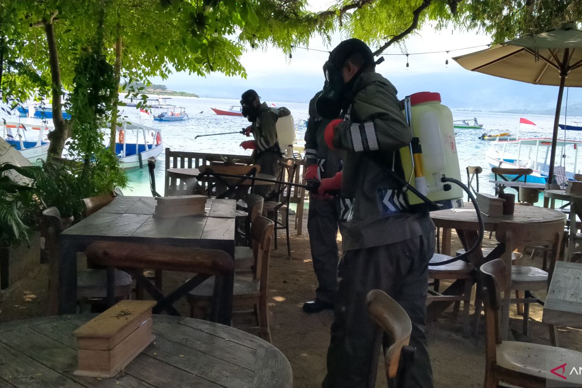 Destinasi wisata tiga Gili disemprot cairan disinfektan pencegah corona