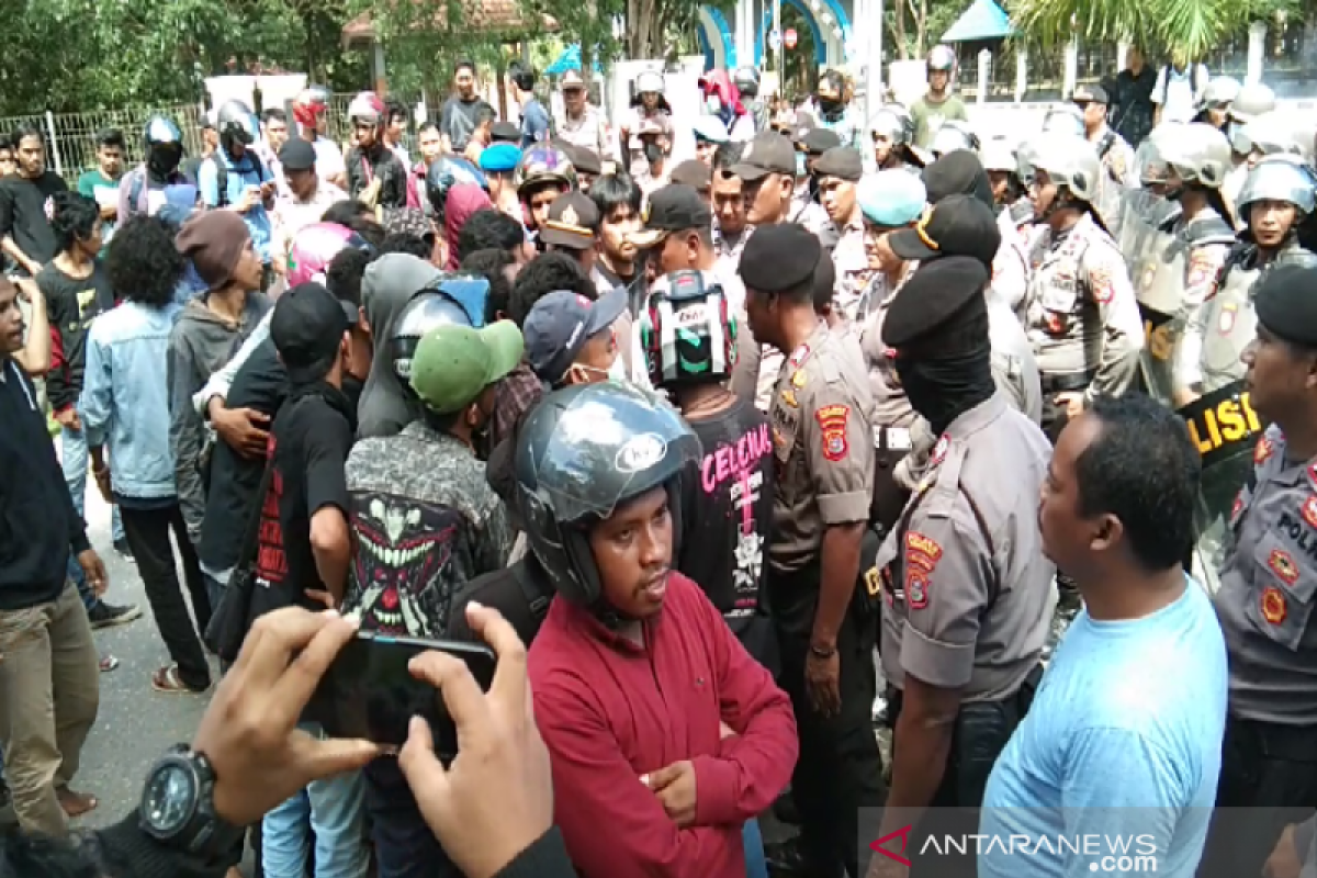 Kasus mahasiswa meninggal, Ratusan mahasiswa demo di Mapolda Sultra